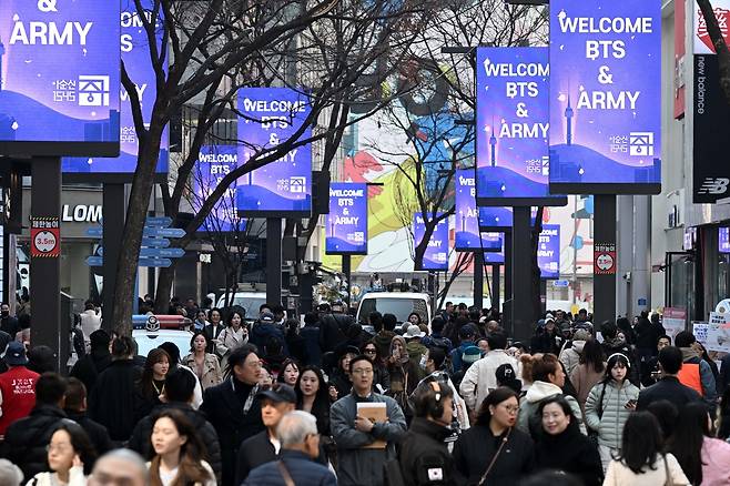 방탄소년단(BTS) 컴백 공연을 하루 앞둔 20일 서울 중구 명동 거리에 설치된 미디어 전광판에 BTS 팬들인 ‘아미’를 환영하는 문구가 나오고 있다. 조태형 기자 2026.03.20