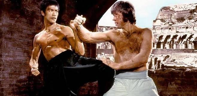 영화 속에서 대결하는 이소룡(왼쪽)과 척 노리스. 엑스 캡처
