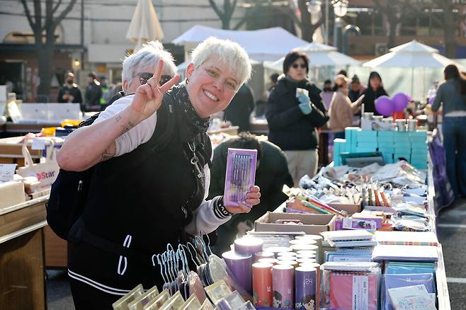 BTS 굿즈를 구경하면서 즐거워하는 아미의 모습 ⓒ시사저널 이종현