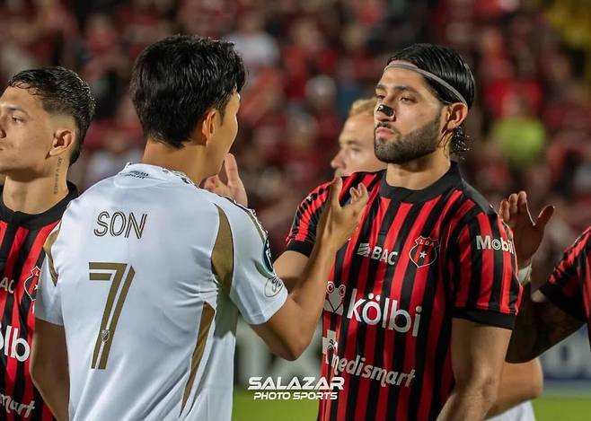 악수하는 손흥민(좌), 아론 살라사르. SALAZAR PHOTO SPORTS