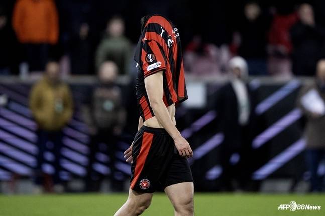 조규성이 승부차기 실축 후 고개를 유니폼 안에 파묻고 있다. /AFPBBNews=뉴스1