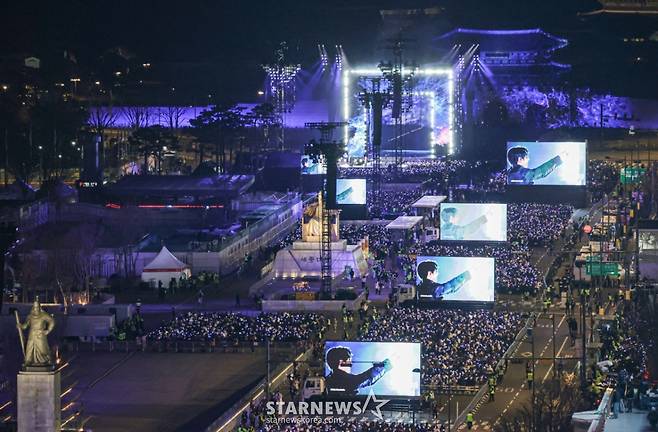 (서울=뉴스1) 사진공동취재단 = 방탄소년단(BTS)이 21일 서울 광화문광장에서 'BTS 컴백 라이브: 아리랑' 발매 기념 컴백 공연을 하고 있다. 2026.3.21/뉴스1  Copyright (C) 뉴스1. All rights reserved. 무단 전재 및 재배포,  AI학습 이용 금지. /사진=(서울=뉴스1) 사진공동취재단