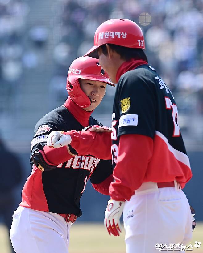 21일 오후 서울 송파구 잠실야구장에서 열린 '2026 신한 SOL Bank KBO리그 시범경기' KIA 타이거즈와 두산 베어스의 경기, 3회초 무사 1,2루 KIA 정현창이 두산 선발투수 최승용 상대로 스리런 홈런을 때려낸 뒤 베이스를 돌며 고영민 주루코치와 하이파이브를 나누고 있다. 잠실, 박지영 기자