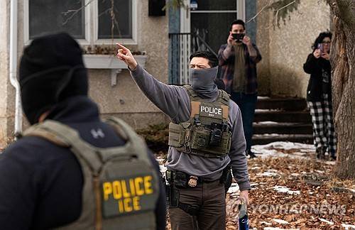 지난 1월 미국 미네소타주 미니애폴리스에서 단속 중인 이민세관단속국(ICE) 요원들 [AFP=연합뉴스 자료사진. 재판매 및 DB 금지]
