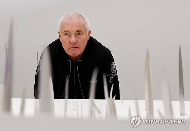 '사랑의 취약성'과 데이미언 허스트 (서울=연합뉴스) 이재희 기자 = 영국 작가 데이미언 허스트가 18일 서울 종로구 국립현대미술관에서 열린 '진실은 없어 그러나 모든 것은 가능하지' 개인전에 전시된 '사랑의 취약성' 작품과 함께 포즈를 취하고 있다. 2026.3.18 scape@yna.co.kr