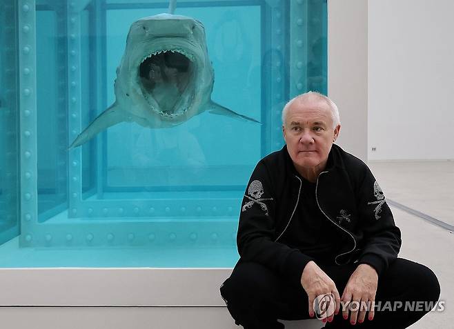 상어 작품 앞 데이미언 허스트 (서울=연합뉴스) 이재희 기자 = 영국 작가 데이미언 허스트가 18일 서울 종로구 국립현대미술관에서 열린 '진실은 없어 그러나 모든 것은 가능하지' 개인전에 전시된 대표작 '살아있는 자의 마음 속 죽음의 물리적 불가능성' 앞에서 포즈를 취하고 있다. 2026.3.18 scape@yna.co.kr