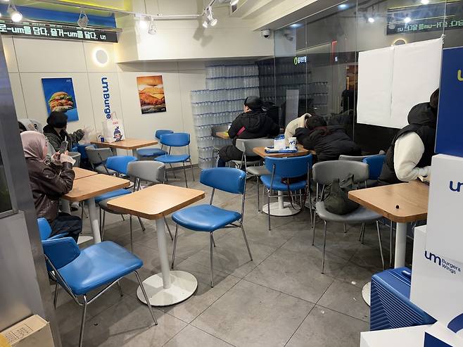 21일 서울 광화문광장 인근 음식점에서 밤새 그룹 방탄소년단(BTS) 컴백 행사 기다리고 있는 팬들의 모습 [촬영 양수연]