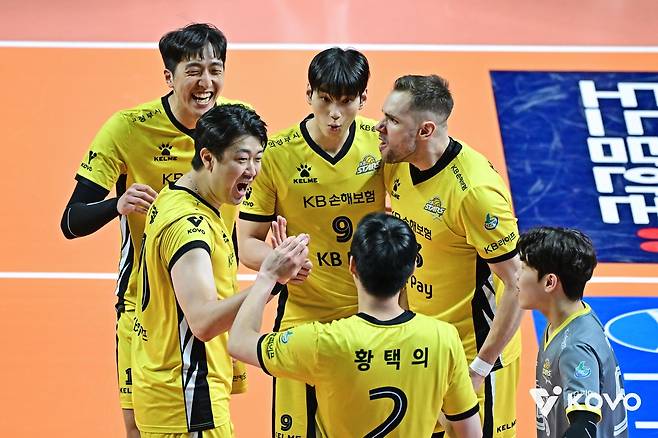 득점 후 기뻐하는 KB손해보험 선수들 [한국배구연맹 제공. 재판매 및 DB 금지]