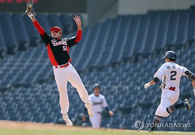 NC 박민우 안타 (창원=연합뉴스) 김동민 기자 = 17일 경남 창원NC파크에서 열린 KIA 타이거즈와 NC 다이노스의 시범경기. 3회 말 2사 주자가 없는 상황 NC 3번 박민우가 1루 베이스로 향하고 있다. 2026.3.17 image@yna.co.kr