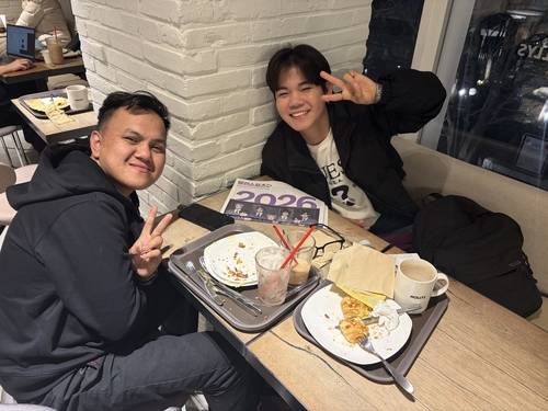 21일 서울 광화문광장 인근 카페에서 밤새 그룹 방탄소년단(BTS) 컴백 행사 기다리고 있는 필리핀 국적 남성 팬들의 모습 [촬영 양수연]