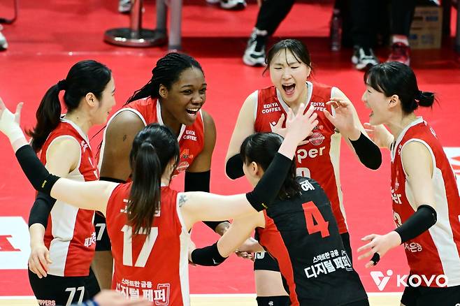 득점 후 기뻐하는 페퍼저축은행 선수들 [한국배구연맹 제공. 재판매 및 DB 금지]