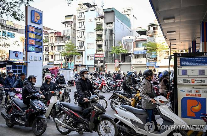 석유 찾는 베트남 주유소 앞 장사진 지난 10일(현지시간) 베트남 하노이의 한 주유소에 휘발유를 넣으려는 오토바이 운전자들이 줄서 있다.
[AFP 연합뉴스 자료사진. 재판매 및 DB 금지]