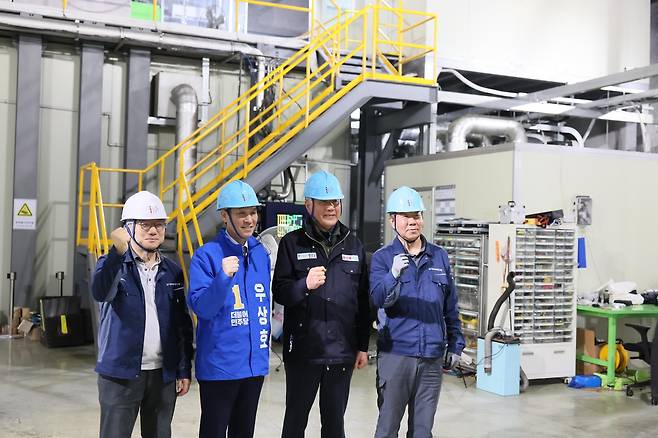 정선 IBS 예미랩 방문한 우상호(왼쪽 두 번째) 강원특별자치도지사 후보 [우상호 더불어민주당 강원특별자치도지사 후보 제공. 재판매 및 DB 금지]