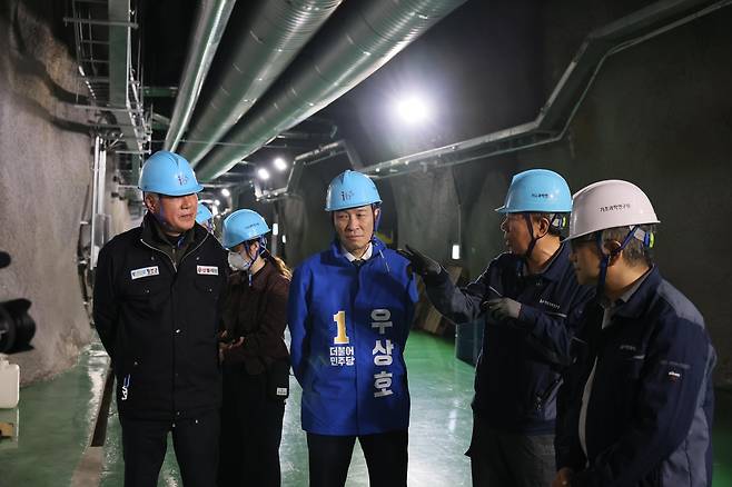 정선 IBS 예미랩 방문한 우상호(가운데) 강원특별자치도지사 후보 [우상호 더불어민주당 강원특별자치도지사 후보 제공. 재판매 및 DB 금지]