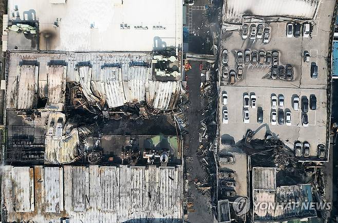 인명 피해 발생한 안전공업 (대전=연합뉴스) 김준범 기자 = 대형 화재가 발생한 대전 대덕구 안전공업 외관을 21일 오전 하늘에서 바라본 모습. 2026.3.21 psykims@yna.co.kr