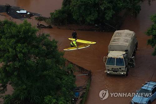폭우로 침수된 하와이 오아후섬 [호놀룰루 소방국 제공·AFP=연합뉴스]