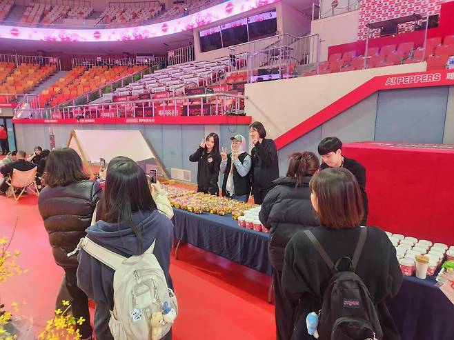 팬과 기념사진 찍은 페퍼저축은행의 박정아(중앙) [페퍼저축은행 배구단 제공. 재판매 및 DB 금지]