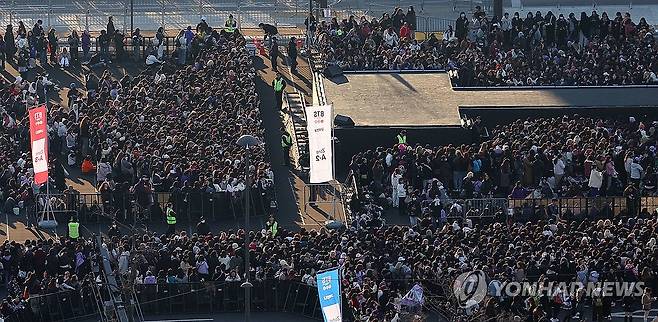 '벌써 가득찬 객석' (서울=연합뉴스) 한종찬 기자 = 그룹 방탄소년단(BTS)이 정규 5집 '아리랑'(ARIRANG) 발매를 기념해 무료 공연 'BTS 컴백 라이브: 아리랑'(BTS THE COMEBACK LIVE｜ARIRANG)을 여는 21일 서울 광화문 광장에서 '아미'(BTS 팬덤)들이 공연 시작을 기다리고 있다. 2026.3.21 saba@yna.co.kr