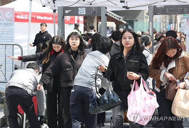 BTS 공연 입구에 설치된 검문검색대 (서울=연합뉴스) 김성민 기자 = 그룹 방탄소년단(BTS)이 정규 5집 '아리랑'(ARIRANG) 발매를 기념해 무료 공연 'BTS 컴백 라이브: 아리랑'(BTS THE COMEBACK LIVE｜ARIRANG)을 여는 21일 서울 광화문 광장 출입구에서 시민들이 검색을 받고 있다. 2026.3.20 ksm7976@yna.co.kr