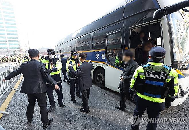경찰 버스에서 내린 결혼식 하객들 (서울=연합뉴스) 김성민 기자 = 그룹 방탄소년단(BTS)이 정규 5집 '아리랑'(ARIRANG) 발매를 기념해 무료 공연 'BTS 컴백 라이브: 아리랑'(BTS THE COMEBACK LIVE｜ARIRANG)을 여는 21일 서울 광화문 광장 인근 결혼식장을 방문한 하객들이 버스에서 내려 검문검색을 받고 있다. 2026.3.21 ksm7976@yna.co.kr