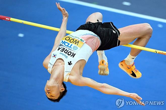 바를 뛰어넘는 우상혁 [AFP=연합뉴스]