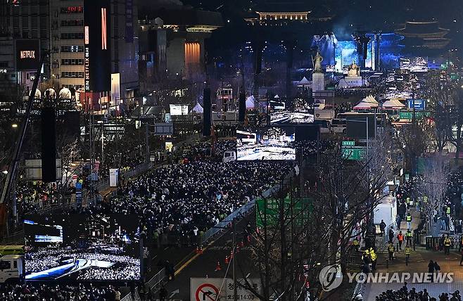 광화문광장 채운 아미들 (서울=연합뉴스) 그룹 방탄소년단(BTS)이 21일 서울 광화문 광장에서 정규 5집 '아리랑'(ARIRANG) 발매를 기념해 무료 공연 'BTS 컴백 라이브: 아리랑'(BTS THE COMEBACK LIVE｜ARIRANG)을 열고 있다. 2026.3.21 [사진공동취재단] photo@yna.co.kr