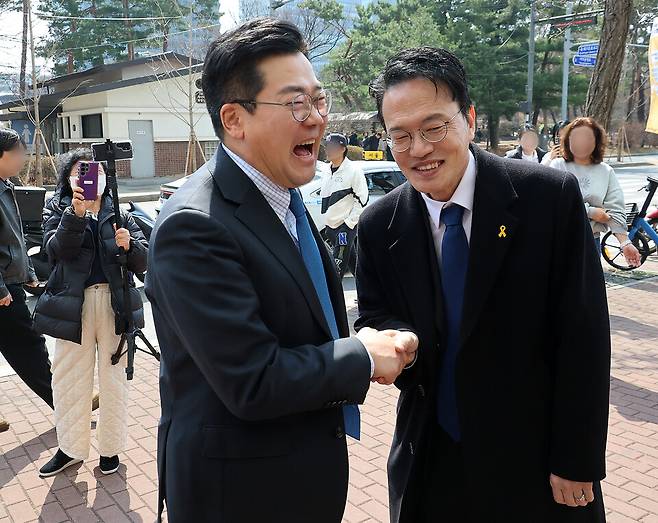 ▲ 6·3 지방선거 인천시장 후보인 더불어민주당 박찬대 의원(왼쪽)과 서울시장 후보인 박주민 의원이 20일 서울 영등포구 한 식당에서 오찬에 앞서 악수하고 있다. /연합뉴스