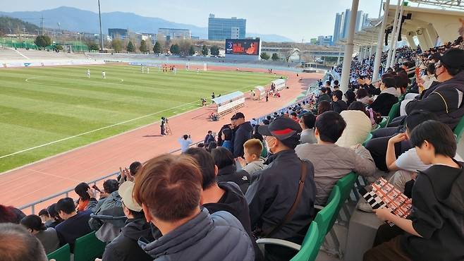 ▲ 22일 K3리그 포천시민축구단과 경주시민축구단의 경기가 진행 중인 포천종합운동장. 수많은 포천 축구팬들이 관중석을 가득 메운 채 열띤 응원을 펼치고 있다.