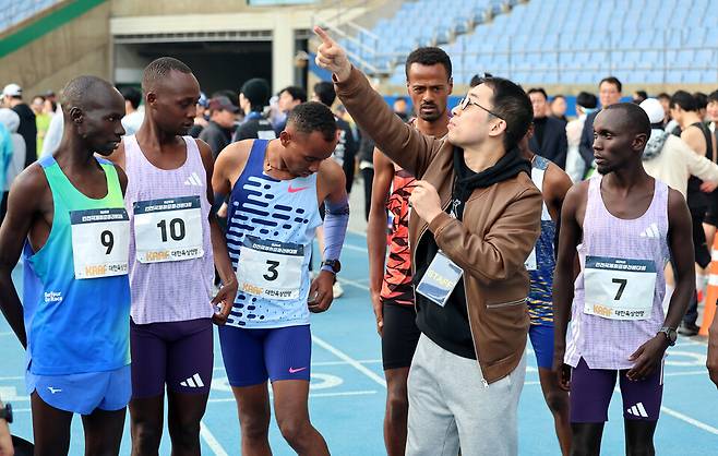 ▲&nbsp;22일 인천 문학경기장에서 열린 '제26회인천국제하프마라톤대회'에 참석한 엘리트 국제선수들이 관계자 설명을 듣고 있다. /양진수기자 photosmith@incheonilbo.com