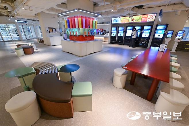 작은영화관 및 멀티플렉스 등 극장가 어려움이 지속되고 있는 가운데 20일 오전 수원시의 한 영화관이 한산한 모습을 보이고 있다. 임채운기자