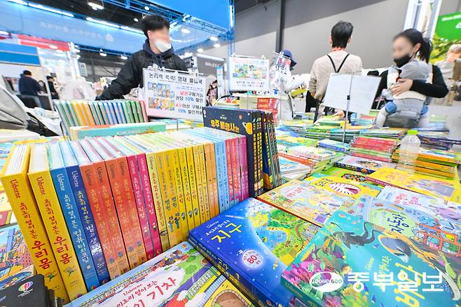 22일 오후 수원시 권선구 수원메쎼에서 열린 '수원 코베 베이비페어&유아교육전'을 찾은 시민들이 다양한 육아용품을 둘러보고 있다. 임채운기자