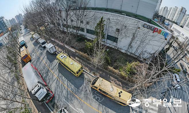 쿠팡 물류센터 인근에서 주정차와 소음 문제가 이어지고 있는 가운데 22일 오후 용인시 한 쿠팡 물류센터 인근 도로에 차량들이 불법 주정차돼 있다. 임채운기자