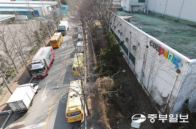 쿠팡 물류센터 인근에서 주정차와 소음 문제가 이어지고 있는 가운데 22일 오후 용인시 한 쿠팡 물류센터 인근 도로에 차량들이 불법 주정차돼 있다. 임채운기자