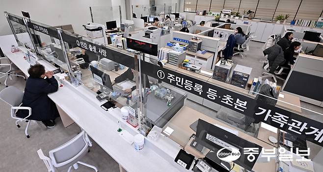 지방자치가 확대되며 과거 행정 전달기관에 머물던 행정복지센터가 생활행정의 거점이자 주민참여 공간으로 기능이 확대되고 있는 가운데 안양시 동안구 부흥동행정복지센터에서 공무원들이 민원업무를 수행하고 있다. 김경민기자