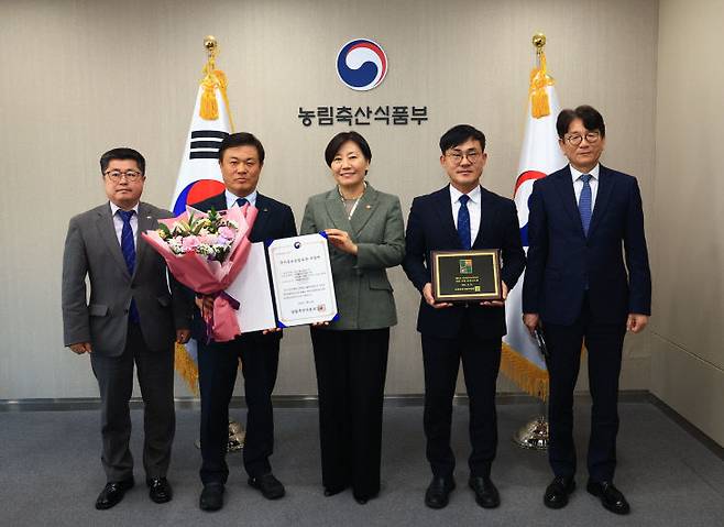 이날 지정식 모습. 송미령 장관이 이학수 정읍시장 등 주요 관계자들에게 지정서와 꽃다발 등을 증정하고 있다. (사진=농식품부 제공)