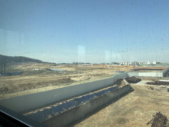 직산역에서 바라본 천안직산 도시첨단산업단지 현장.(사진=정철희 기자)