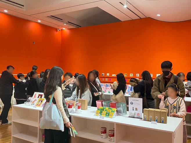 21일 오후 대전시립미술관 '앤디 워홀 예술을 팔다(Andy Warhol The Business of Art)' 전시장 입구 아트숍에서 관람객들이 기념품을 살펴보고 있다. 사진=정현태 기자