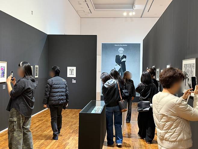 22일 오후 대전시립미술관 '앤디 워홀 예술을 팔다(Andy Warhol The Business of Art)' 전시실이 관람객들로 북적이고 있다. 사진=정현태 기자
