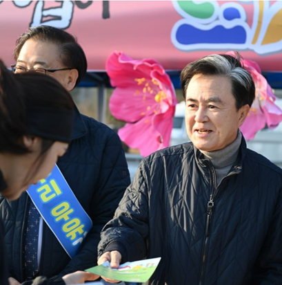 김태흠 충남지사가 직접 부스를 찾아 박람회 홍보물을 나눠주고 있다. 사진출처=김태흠 지사 SNS