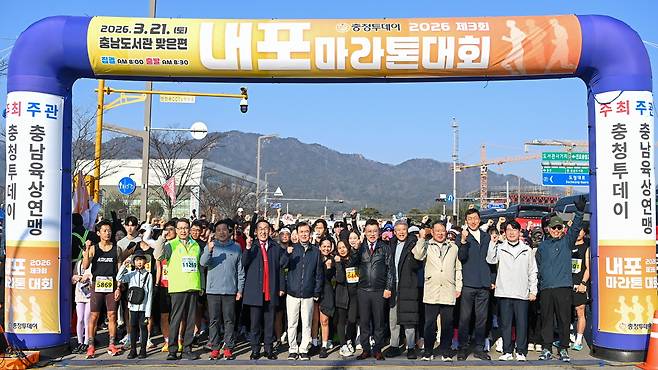 '2026 내포마라톤대회'가 21일 내포 홍예공원 일원에서 열린 가운데 홍경선 충청투데이 사장과 김태흠 충남도지사를 비롯해 참가한 시민들이 기념촬영을 하고 있다. 김주형 기자 kjh2667_@cctoday.co.kr