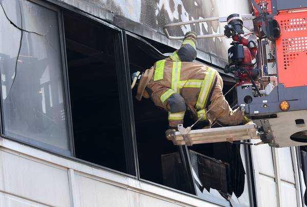 ▲ 21일 오후 대형 화재가 발생했던 대전 대덕구 안전공업의 건물에서 소방 관계자가 인명 수색에 나서고 있다. 연합뉴스