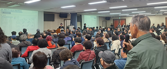 울산 중구는 지난 19일 오후 7시 학성동 행정복지센터에서 '학성동 재개발사업 정비구역 지정 및 정비계획 수립(안)'에 대한 주민설명회를 개최했다. 한 주민이 사업과 관련해 질문하고 있다.
