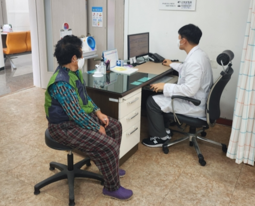 고성군 한 보건지소에서 공중보건의가 진료를 보고 있다. /고성군