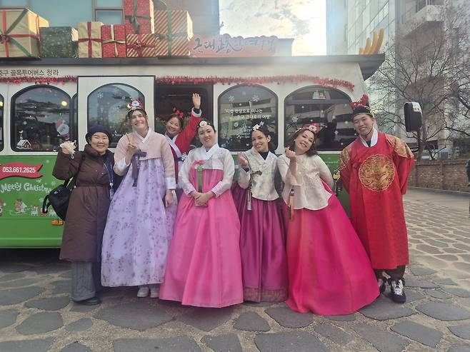 골목문화해설사와 함께시범투어에 참여하고 있는 외국인 관광객 모습. /대구 중구 제공