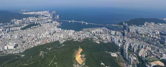 황령산에서 바라본 부산 시내. 해운대구, 수영구 남구 일대 아파트촌 전경. 부산일보DB