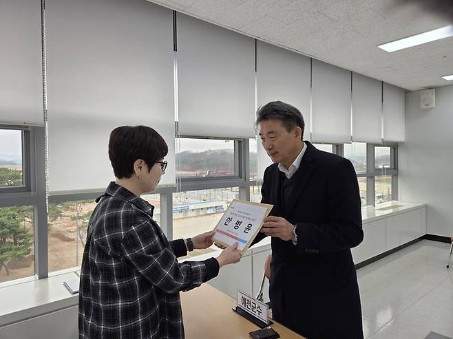 ▲ 22일 오전 9시 30분 안병윤 전 부산광역시 행정부시장이 예천선거관리 위원회를 방문해 예천군수 출마 예비후보 등록을 하는 장면 , 안병윤 선거캠프 제공