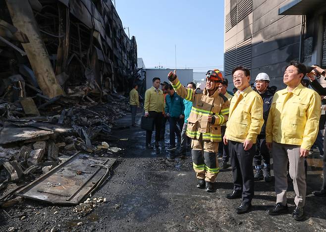 ▲ 이재명 대통령이 21일 대전 대덕구 안전공업 건물의 대형 화재 현장을 찾아 피해 상황을 살펴보고 있다.연합