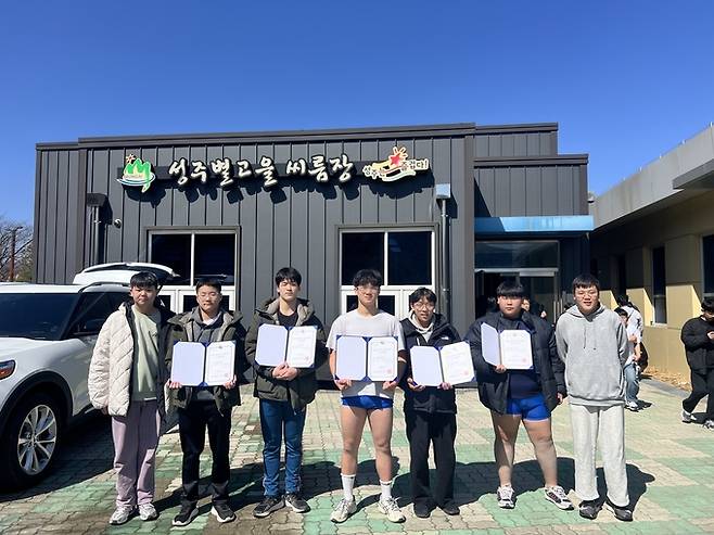 ▲ 18·19일 성주별고을씨름장에서 열린 경상북도소년체육대회 겸 전국소년체육대회 선발전에서 선수들이 상장을 들고 서 있으며, 왼쪽부터 신준호(2학년·용사급), 장민혁(1학년·소장급), 이재현(2학년·용사급), 전탁평(3학년·용장급), 김승건(3학년·경장급), 이정훈(1학년·장사급), 이준희(1학년·청장급)가 기념촬영을 하고 있다. 경상북도의성교육지원청 제공