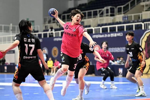 경남개발공사 이연송이 지난 21일 부산 기장군 기장체육관에서 열린 핸드볼 H리그 여자부 인천광역시청과의 경기서 슛을 시도하고 있다./한국핸드볼연맹/