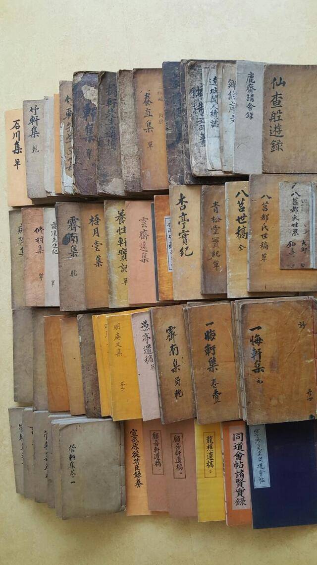「연경서원 유물전시회-연경서원의 흔적을 찾아서」가 대구봉산문회회관에서 열릴 때 출품됐던 각종 문집들. 구본욱 제공.